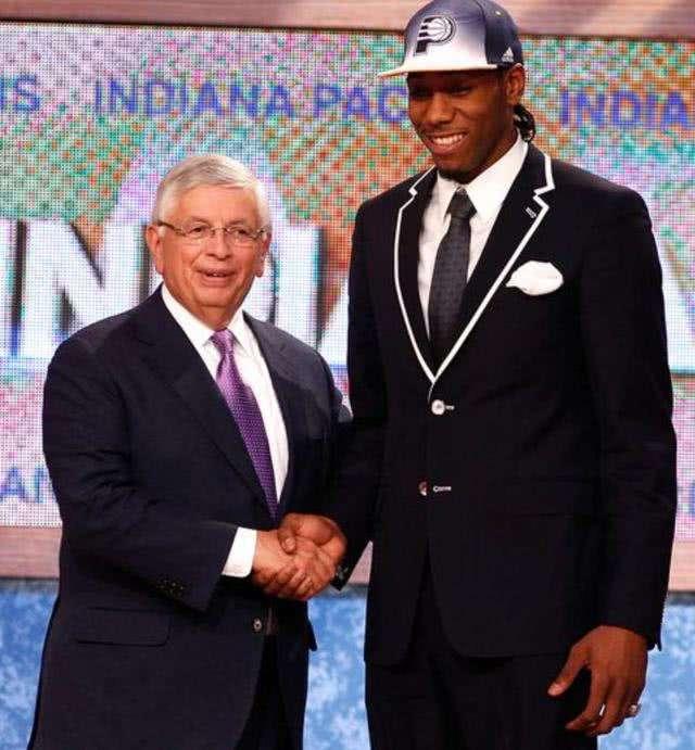 布克接球时 布克接球时